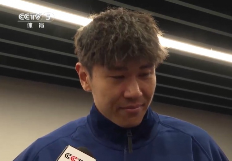 鐵漢柔情！三鎮(zhèn)球員劉奕鳴探望患病小球迷時哽咽