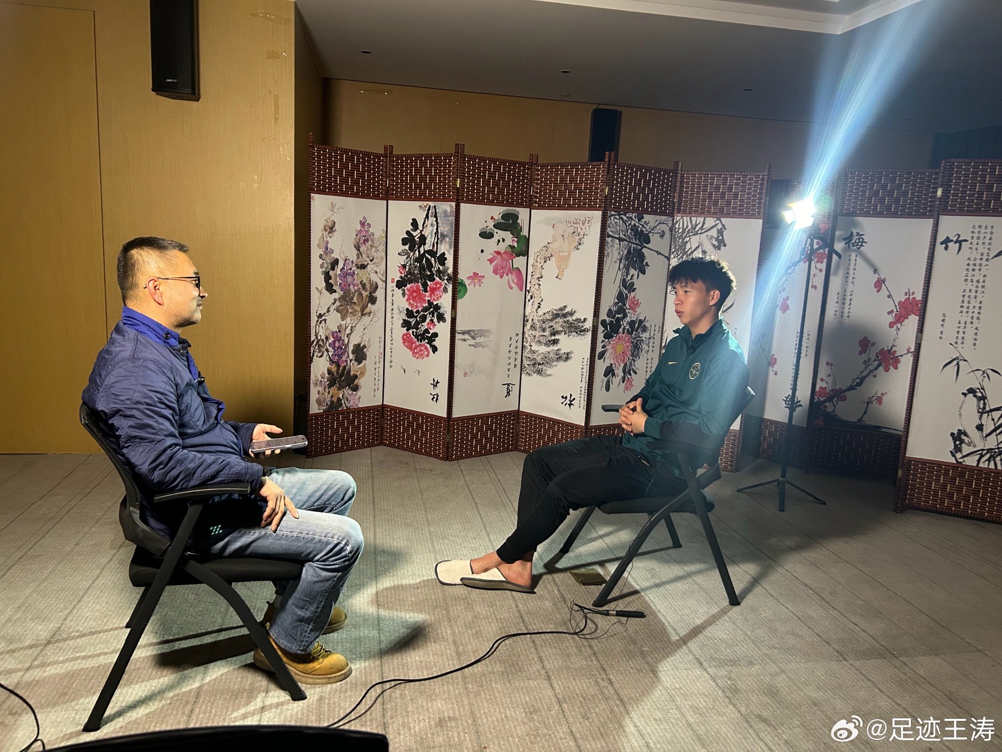 記者：王鈺棟視韋世豪為偶像&想加他微信，現(xiàn)進了國足不知加到?jīng)]
