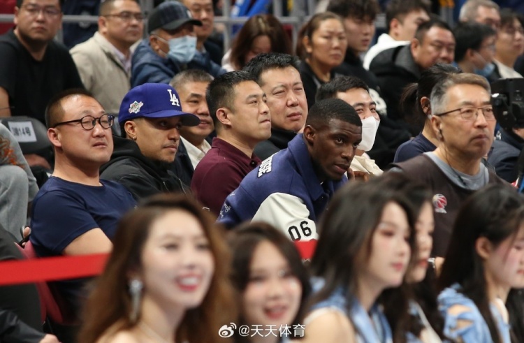 真籃球迷！國(guó)安外援法比奧攜玉昆外援科斯塔來(lái)到五棵松觀戰(zhàn)CBA