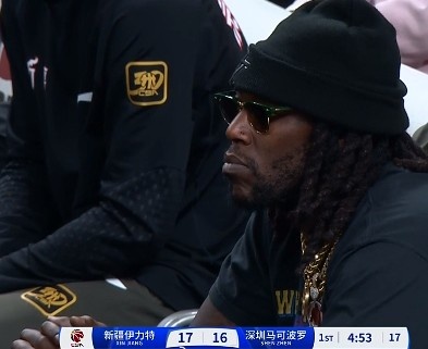 哦呦？你來了！新疆新外援哈雷爾場邊觀戰(zhàn)新疆主場vs深圳的比賽