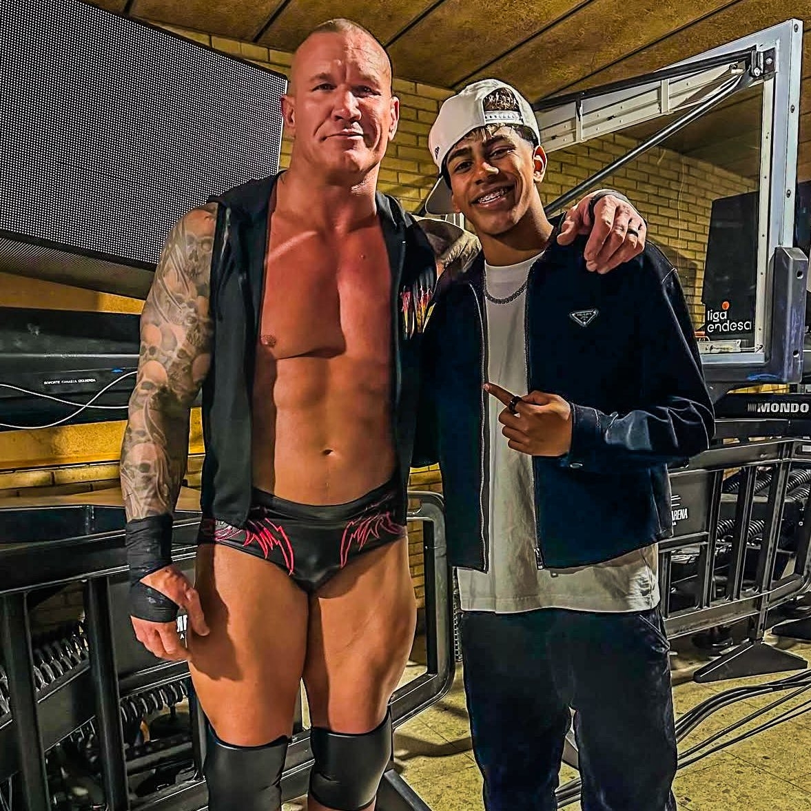 小心RKO！亞馬爾現(xiàn)場觀戰(zhàn)WWE，和奧爾頓、Triple H等合影