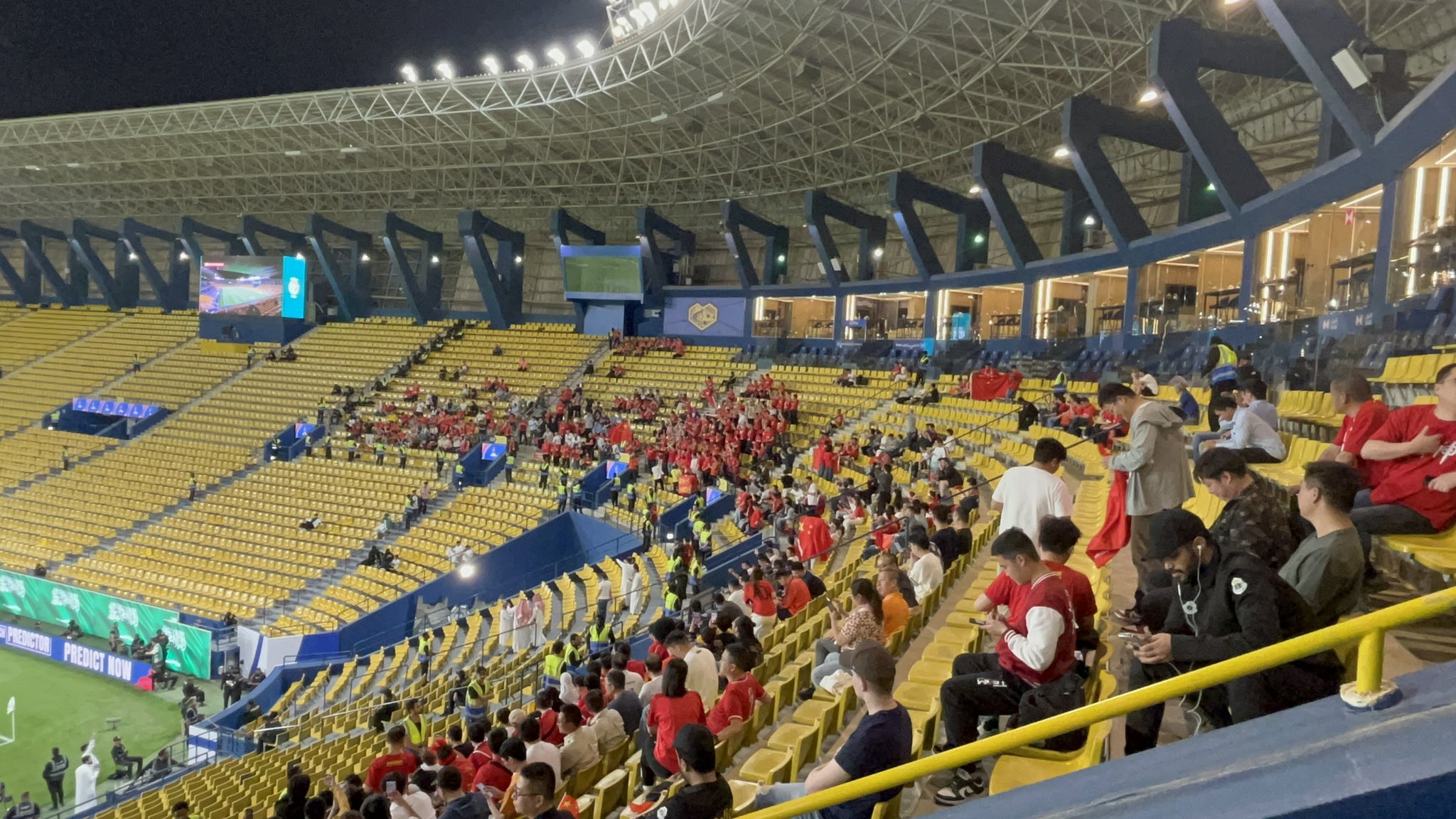 球票已售罄！中國球迷已經(jīng)入場，坐在球場上層沙特球迷區(qū)上方