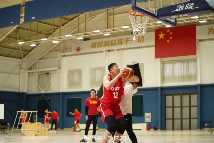 中國籃球之隊官博：大塊頭 大能量 祝李炎哲25歲生日快樂！
