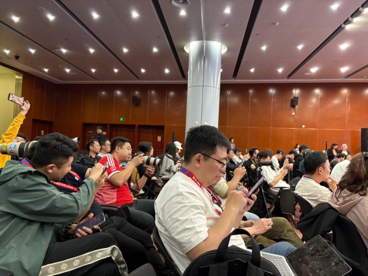 萬眾矚目！記者擠滿國足賽前新聞發(fā)布廳，賽場記者預計超300人