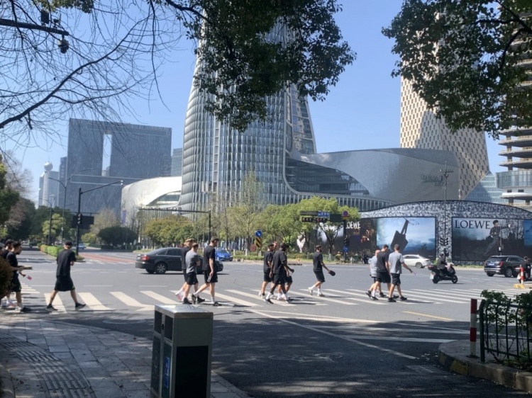 心態(tài)放松，有網(wǎng)友拍到澳大利亞隊(duì)早上在萬象城citywalk