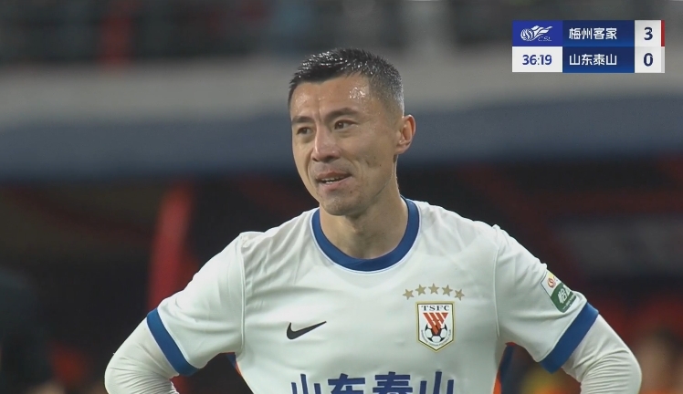 34分鐘0-3落后！36歲鄭錚苦笑36歲大雷沮喪 替補(bǔ)席黃政宇神態(tài)輕松