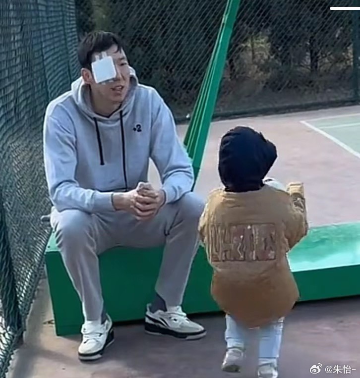 顧家好男人！記者曬出周琦手術(shù)后回歸家庭帶娃照片