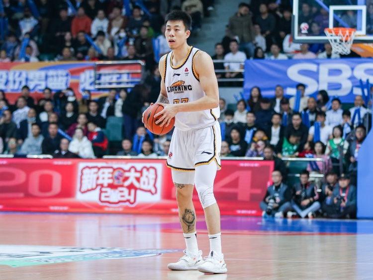 攻防俱佳！張鎮(zhèn)麟15中8拿到19分7板6助5斷2帽
