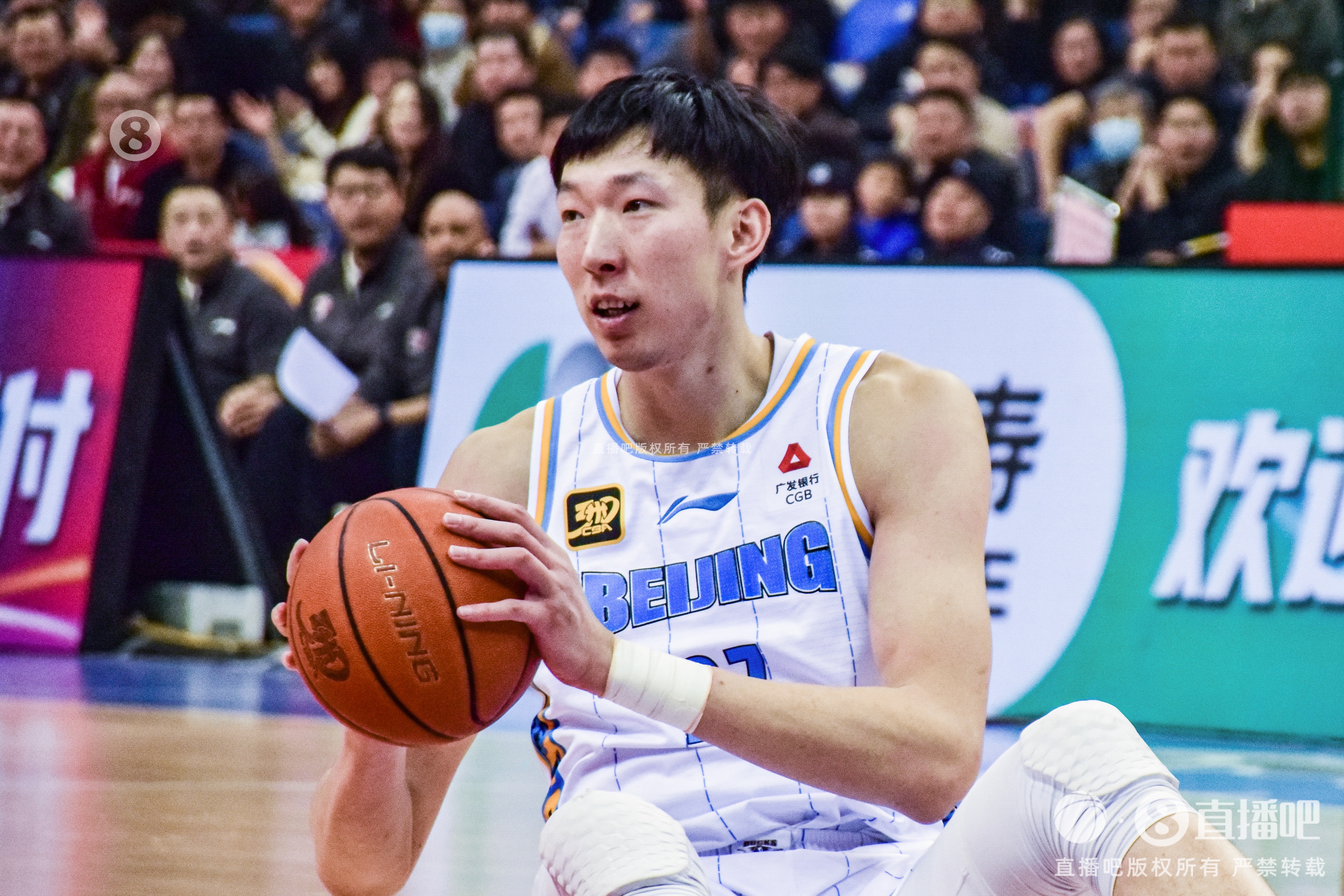 定海神針！周琦內(nèi)線攻防在線 半場6中5貢獻12分6籃板2蓋帽