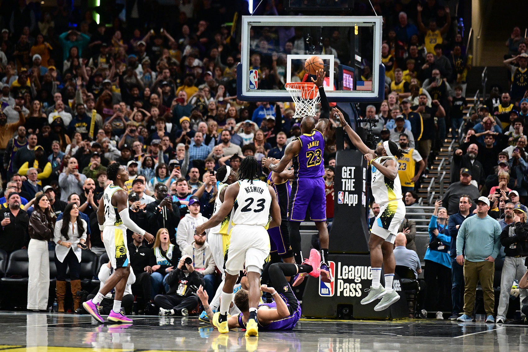 NBA歷史唯二面對(duì)同一支球隊(duì)有過3次壓哨絕殺的球員：?jiǎn)痰ず驼材匪?></div>
                <h3>NBA歷史唯二面對(duì)同一支球隊(duì)有過3次壓哨絕殺的球員：?jiǎn)痰ず驼材匪?/h3>
            </a>
        </li>
                <li> <a href=